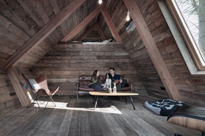 Majitelé si nechali architekty navrhnout projekt tak, aby zvládli chatku postavit sami s pomocí přátel a za použití do nejdostupnějších materiálů. Stavba tak musela být co nejjednodušší a nejpraktičtější.
