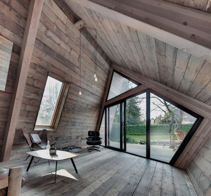 Majitelé si nechali architekty navrhnout projekt tak, aby zvládli chatku postavit sami s pomocí přátel a za použití do nejdostupnějších materiálů. Stavba tak musela být co nejjednodušší a nejpraktičtější.
