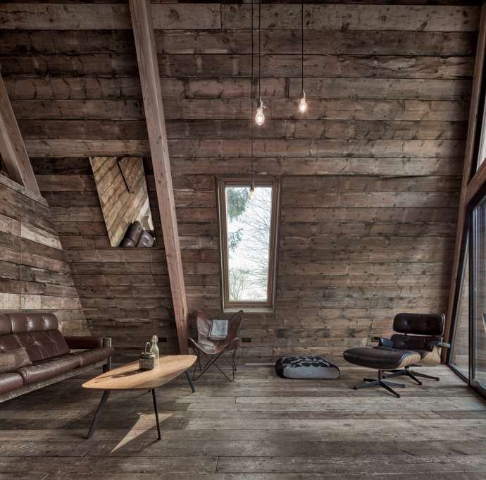 Majitelé si nechali architekty navrhnout projekt tak, aby zvládli chatku postavit sami s pomocí přátel a za použití do nejdostupnějších materiálů. Stavba tak musela být co nejjednodušší a nejpraktičtější.
