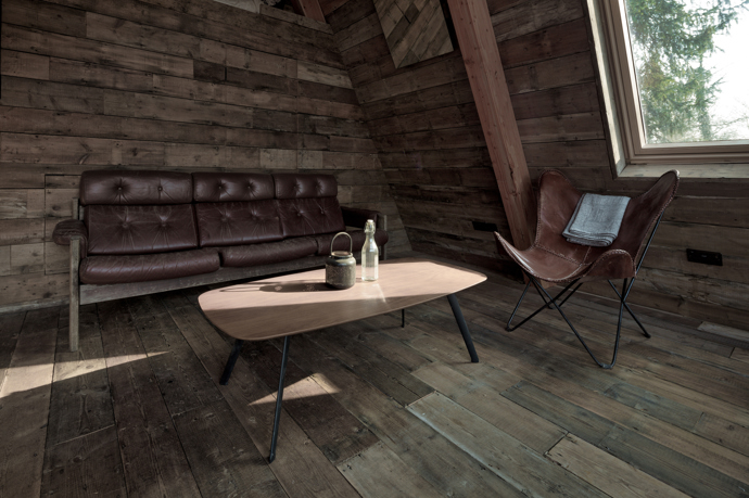 Majitelé si nechali architekty navrhnout projekt tak, aby zvládli chatku postavit sami s pomocí přátel a za použití do nejdostupnějších materiálů. Stavba tak musela být co nejjednodušší a nejpraktičtější.
