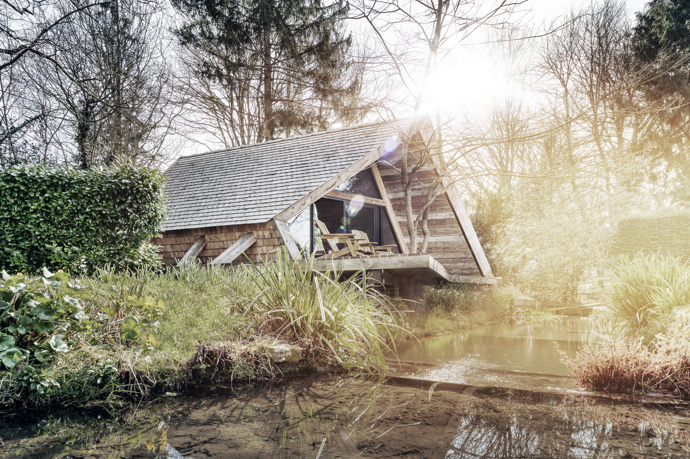 Majitelé si nechali architekty navrhnout projekt tak, aby zvládli chatku postavit sami s pomocí přátel a za použití do nejdostupnějších materiálů. Stavba tak musela být co nejjednodušší a nejpraktičtější.
