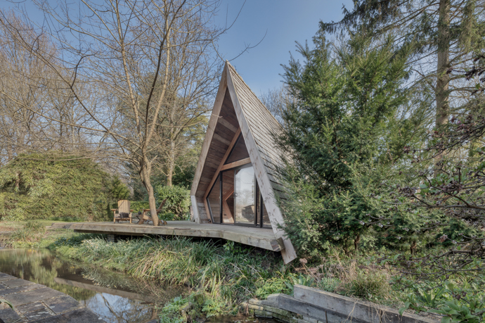Majitelé si nechali architekty navrhnout projekt tak, aby zvládli chatku postavit sami s pomocí přátel a za použití do nejdostupnějších materiálů. Stavba tak musela být co nejjednodušší a nejpraktičtější.

