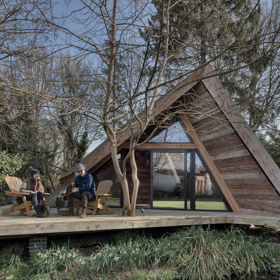 Majitelé si nechali architekty navrhnout projekt tak, aby zvládli chatku postavit sami s pomocí přátel a za použití do nejdostupnějších materiálů. Stavba tak musela být co nejjednodušší a nejpraktičtější.
