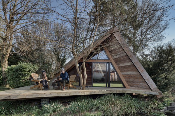Majitelé si nechali architekty navrhnout projekt tak, aby zvládli chatku postavit sami s pomocí přátel a za použití do nejdostupnějších materiálů. Stavba tak musela být co nejjednodušší a nejpraktičtější.
