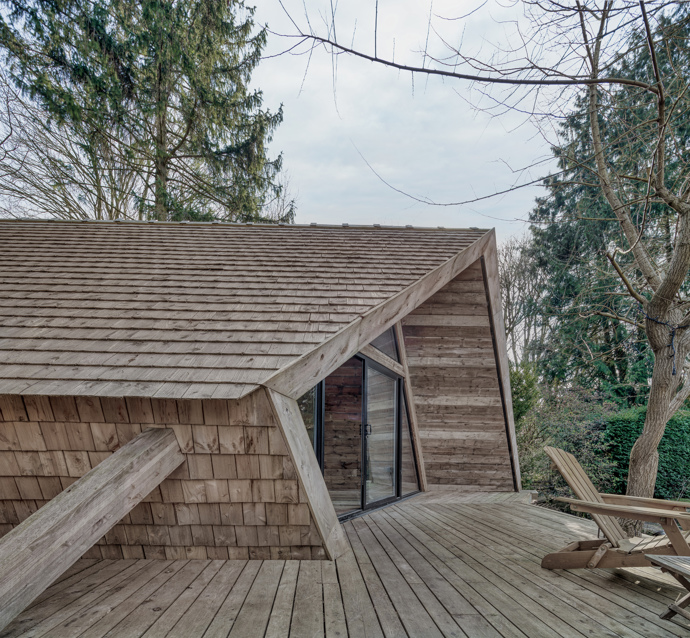 Majitelé si nechali architekty navrhnout projekt tak, aby zvládli chatku postavit sami s pomocí přátel a za použití do nejdostupnějších materiálů. Stavba tak musela být co nejjednodušší a nejpraktičtější.
