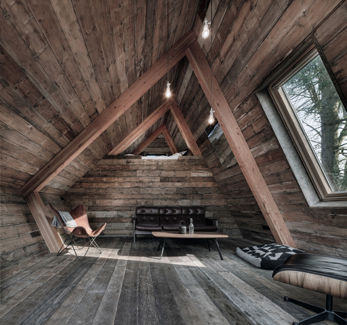 Majitelé si nechali architekty navrhnout projekt tak, aby zvládli chatku postavit sami s pomocí přátel a za použití do nejdostupnějších materiálů. Stavba tak musela být co nejjednodušší a nejpraktičtější.
