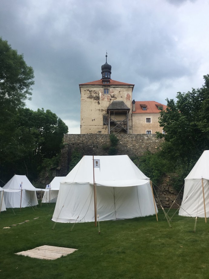 Středověké stanové městečko pod tvrzí, kde se lze ubytovat
Středověké stanové městečko pod tvrzí, kde se lze ubytovat