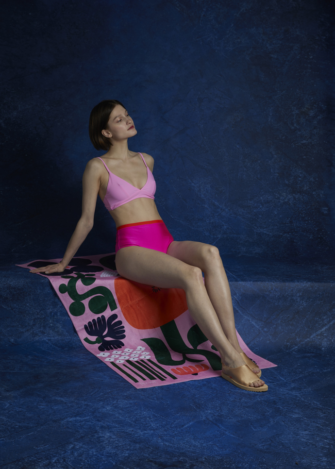Dvoudílné plavky Donna Pink Fuchsia, PLOVE, 2890 Kč

Ručník Flora Pink, PLOVE, 1090 Kč
