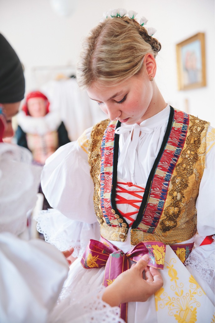 Uvazování pentle kolem pasu nevěsty
Uvazování pentle kolem pasu nevěsty