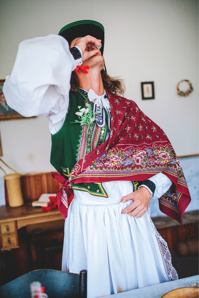 Ženich se posilňuje slivovicí
Ženich se posilňuje slivovicí
