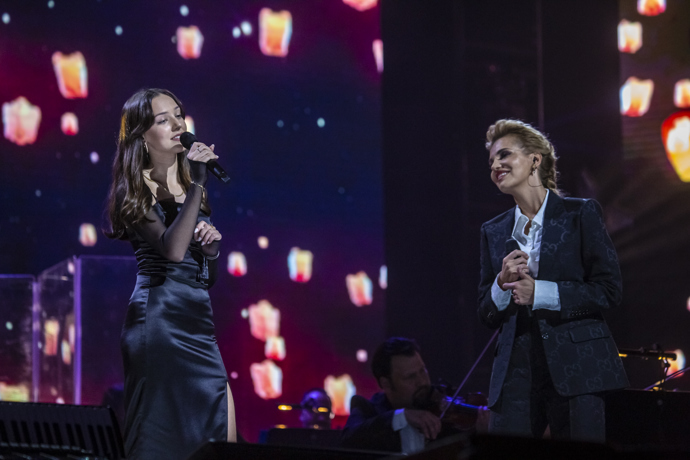 Charlotte během vystoupení s Darou Rolins
