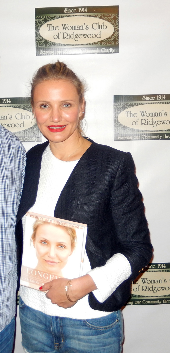 Cameron Diaz je znovu ve formě a plánuje velkolepý návrat na filmová plátna. Volné šaty vyměnila za stylovou halenku s doplňky, a znovu tak dokazuje, že věk je skutečně jenom číslo. V necelých 50 vypadá opět elegantně a šarm jí rozhodně nechybí.

