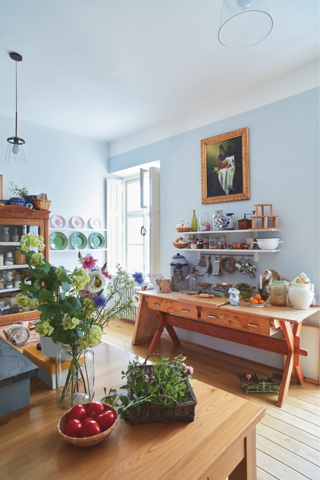 Harmonická směs nových i starých kousků nábytku v kuchyni
