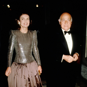 1986

Jackie po boku byznysmana Maurice Tempelsmana.
