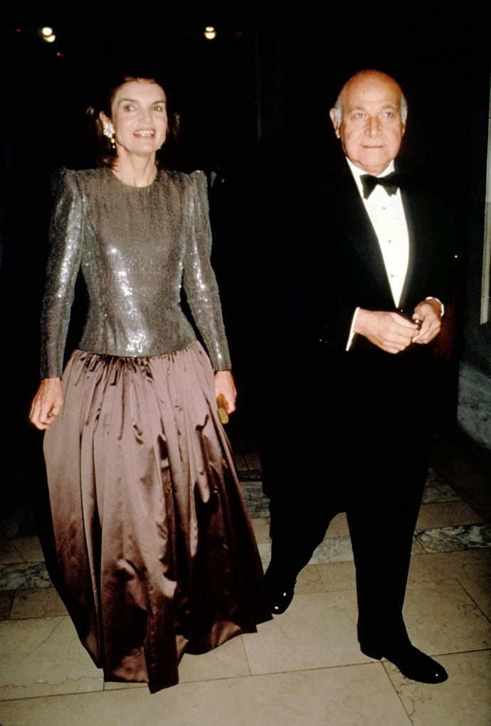 1986

Jackie po boku byznysmana Maurice Tempelsmana.
