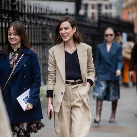 Sako a sandály? Alexa Chung dokazuje, že i tato kombinace vypadá skvěle.
