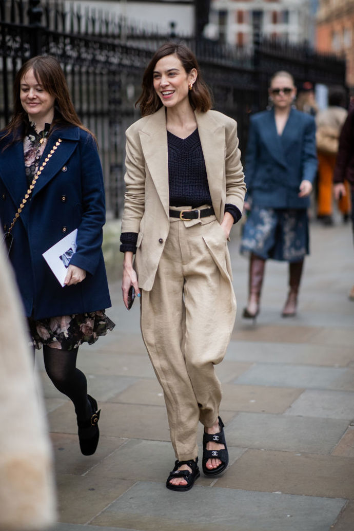Sako a sandály? Alexa Chung dokazuje, že i tato kombinace vypadá skvěle.
