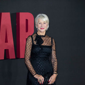 V černých šatech s průsvitnými rukávy na preméře filmu The Good Liar.
