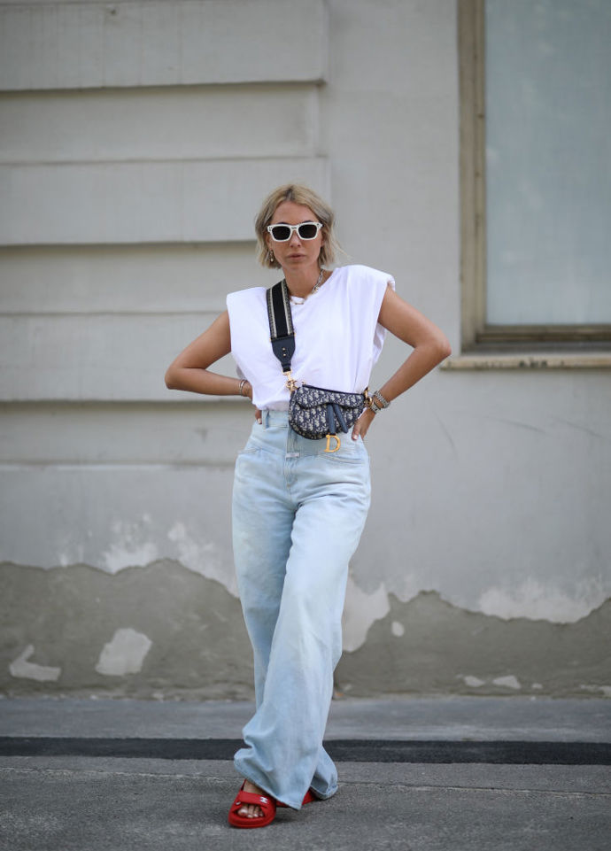Červené sandály se hodí k jednoduchému outfitu. 

