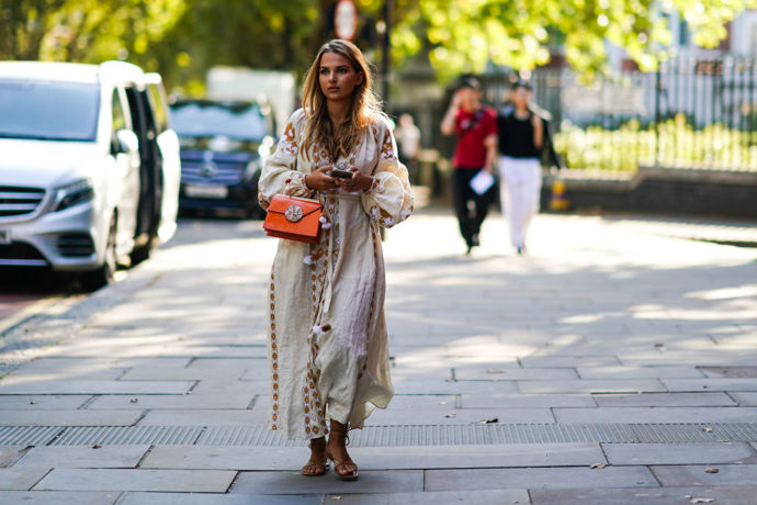 Oversized šaty můžete zkombinovat i v letním boho stylu.
