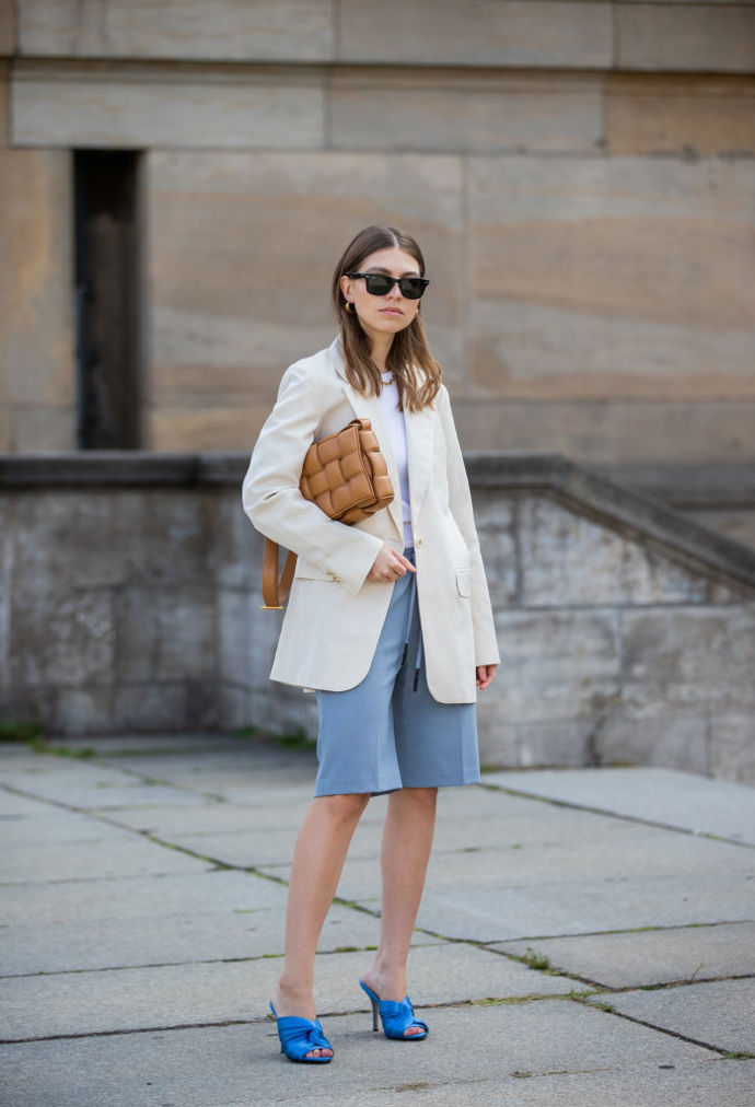 Šortky ke kolenům se hodí i do formálnějších outfitů v kombinaci se sakem.
Šortky ke kolenům se hodí i do formálnějších outfitů v kombinaci se sakem.