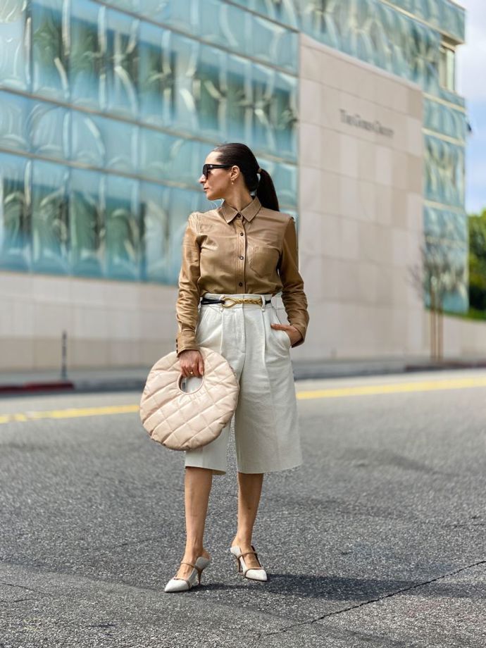 Bílé dlouhé šortky můžete sladit tón v tónu se zbytkem outfitu.
Bílé dlouhé šortky můžete sladit tón v tónu se zbytkem outfitu.