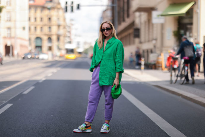 Colorblocking fialové a zelené je také jedním z velkým trendů, na který je ale potřeba mít trochu odvahy.
