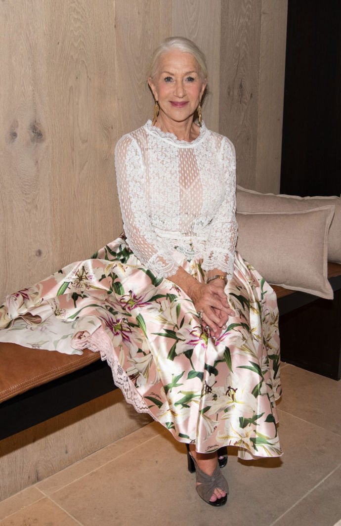 Tento outfit Helen Mirren zvolila na Telluride Film Festival.
Tento outfit Helen Mirren zvolila na Telluride Film Festival.
