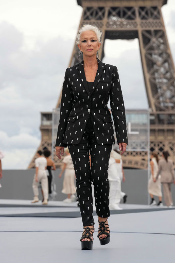 Na podzim loňského roku se Helen Mirren prošla po přehlídkovém mole, a to během pařížského fashion weeku.
Na podzim loňského roku se Helen Mirren prošla po přehlídkovém mole, a to během pařížského fashion weeku.