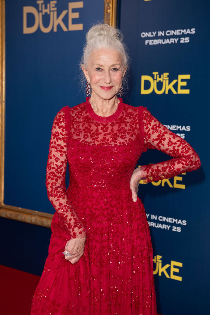 Rudá barva Helen Mirren sluší.
Rudá barva Helen Mirren sluší.