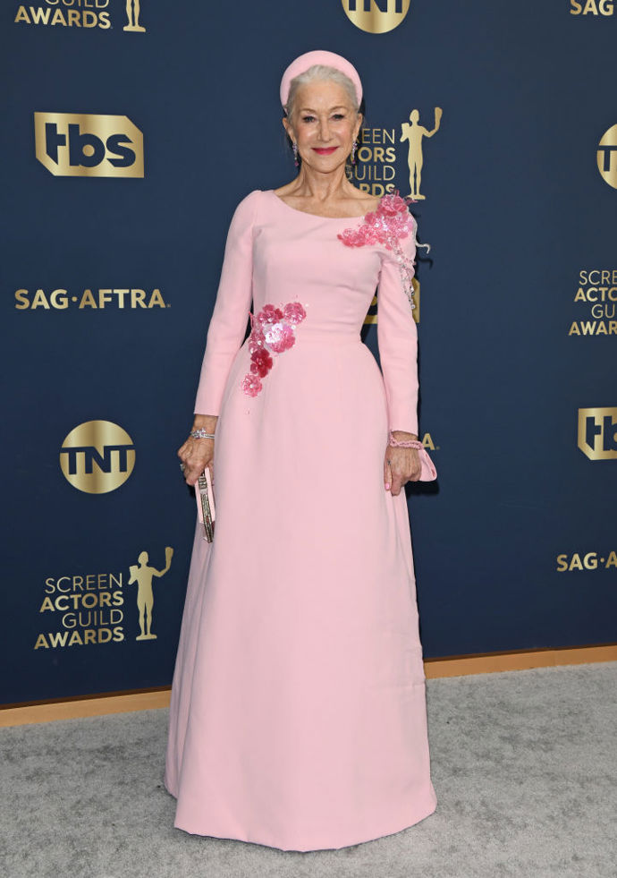 V této růžové róbě dorazila na předávání cen Annual Screen Actors Guild Awards.
V této růžové róbě dorazila na předávání cen Annual Screen Actors Guild Awards.
