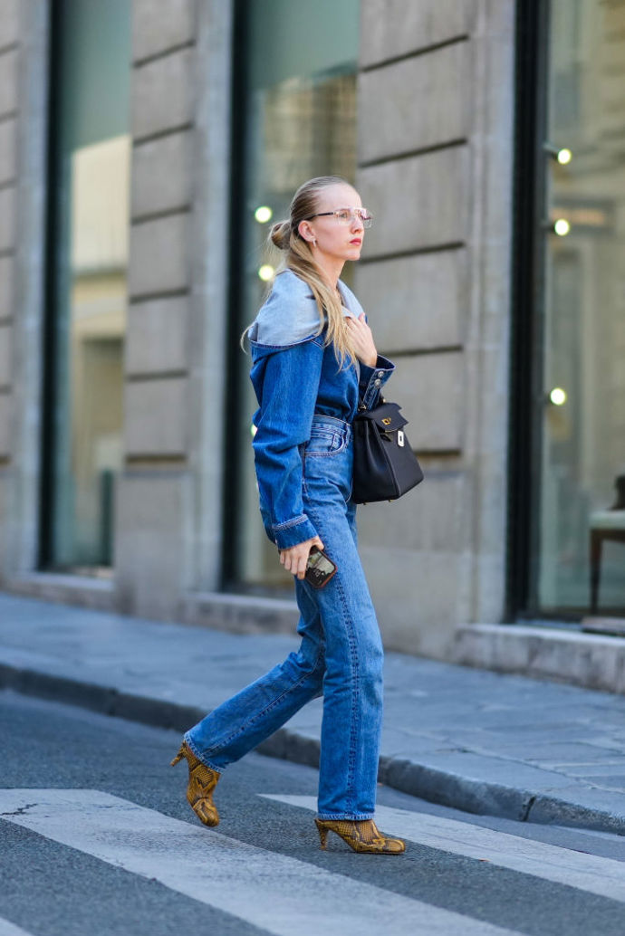 Trend „denim on denim“ outfitů nechybí ani v Paříži.
