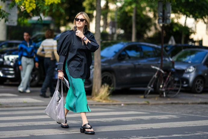 Masivní žabky a zelená barva – dva velké trendy letošního léta.
