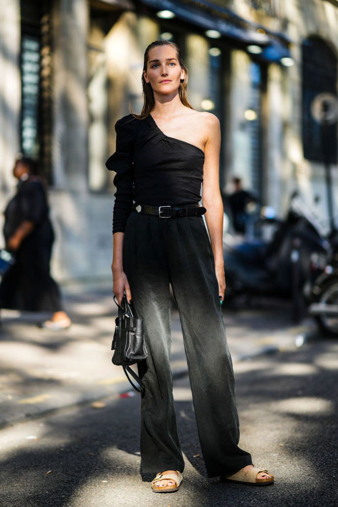 Černou barvou nikdy nic nezkazíte, a to platí i na haute couture fashion weeku.
