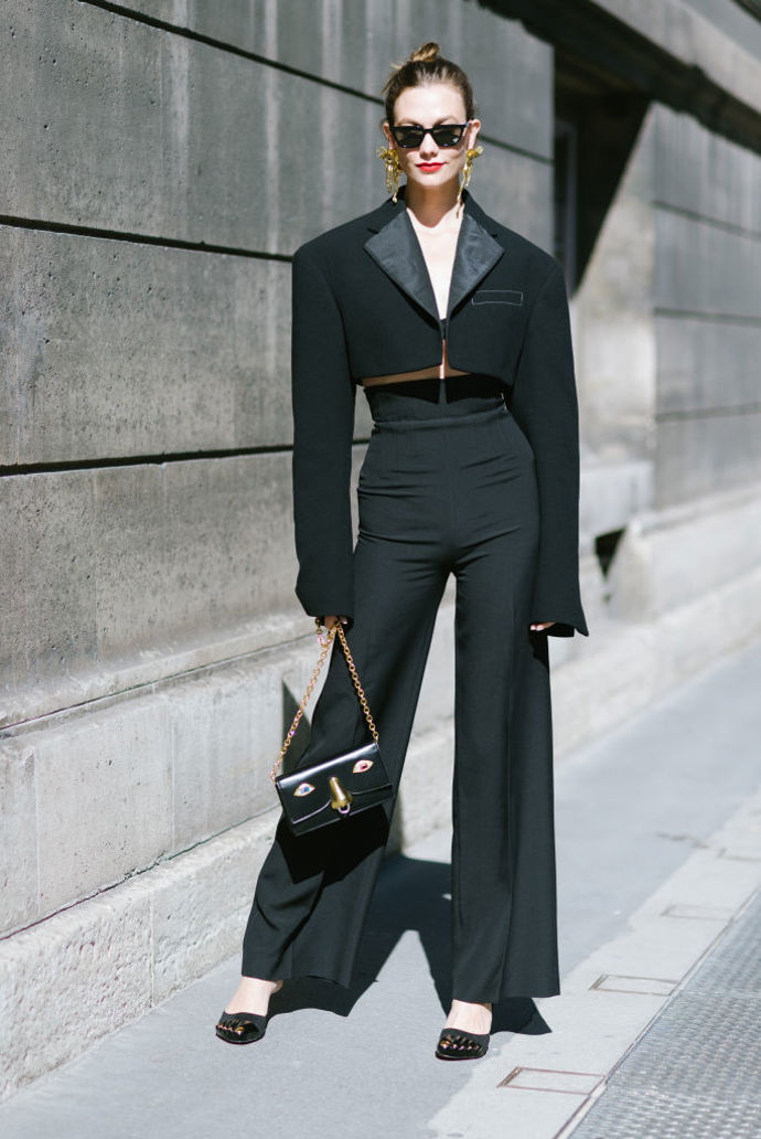 Modelka Karlie Kloss zvolila černé široké kalhoty s vysokým pasem, černé zkrácené oversized sako a nepřéhlednutelné zlaté náušnice.
