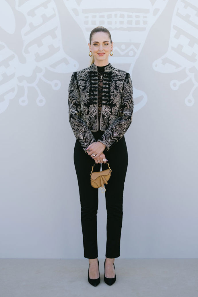 Chiara Ferragni v nezvykle klasickém outfitu s kabelkou Dior Saddle.
