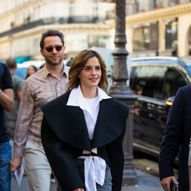 Emma Watson se objevila na přehlídce Schiaparelli v efektně střiženém saku.
