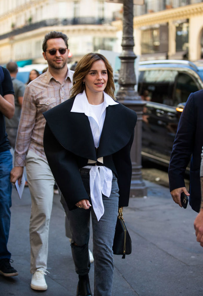 Emma Watson se objevila na přehlídce Schiaparelli v efektně střiženém saku.
