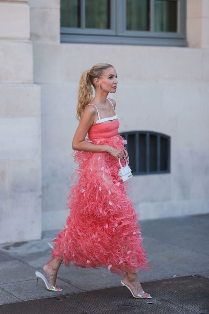 Leonie Hanne v outfitu na přehlídku Giambattisty Valliho.
