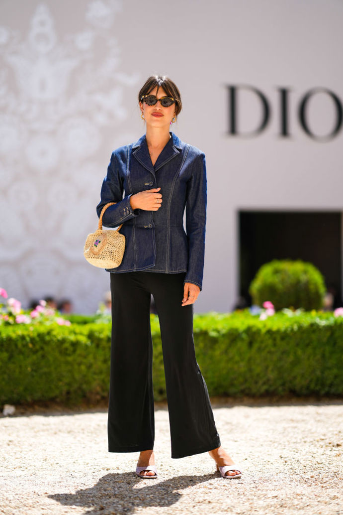 Jeanne Damas v typicky pařížském outfitu.
