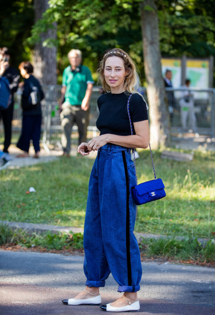 Baggy džíny, ikonická Chanel kabelka a Chanel baleríny – za nás ideální stylová kombinace.
