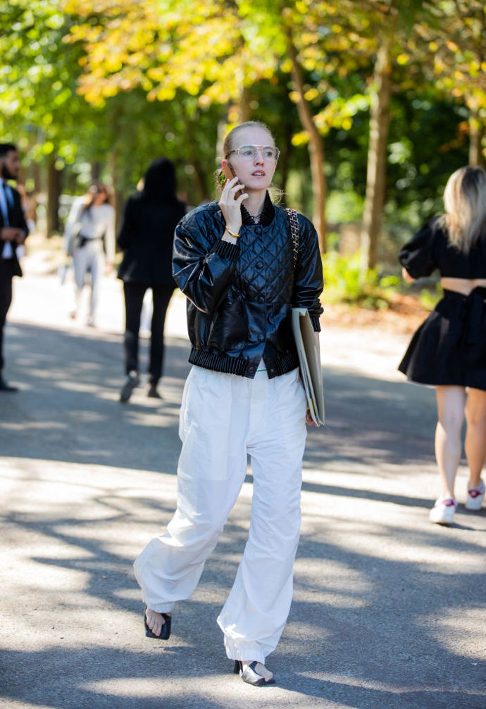 Černobílý outfit můžete ozvláštnit kombinováním různých textur.
