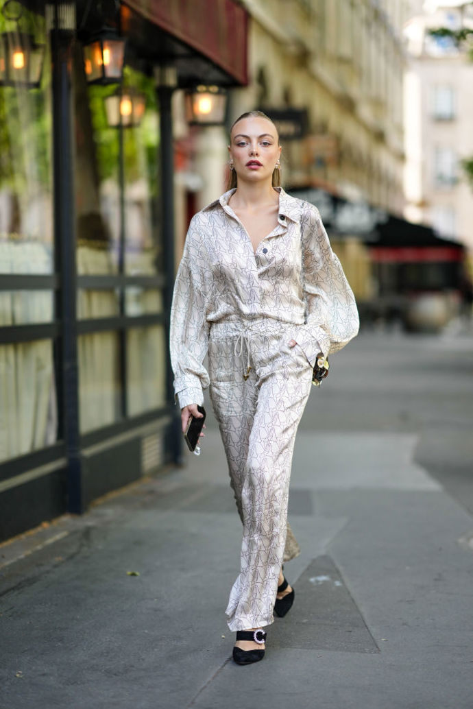 I na haute couture fashion weeku se objevil outfit v pyžamovém stylu, se správně zvolenými doplňky ale nemusí jít o faux pas.
