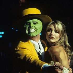 MASKA

Komediální film z roku 1994 vynesl na filmové výsluní nejen Jima Carryho, ale také mladičkou Cameron Diaz. Ta sice neměla s herectvím velké zkušenosti, avšak v roli Tiny Carlyle dokázala, že si zaslouží pozornost diváků i režisérů. Film Maska se nejen díky dvojici Carry - Diaz stal trhákem, který si s chutí pustíme i po osmadvaceti letech od premiéry. 
