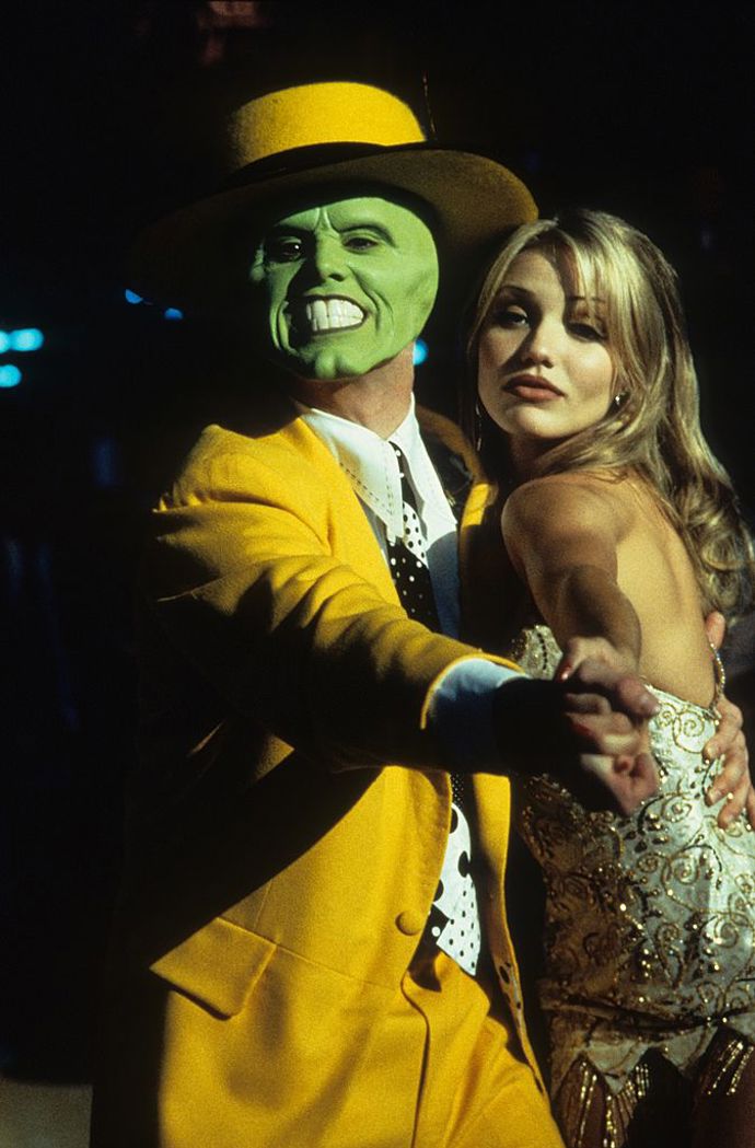 MASKA

Komediální film z roku 1994 vynesl na filmové výsluní nejen Jima Carryho, ale také mladičkou Cameron Diaz. Ta sice neměla s herectvím velké zkušenosti, avšak v roli Tiny Carlyle dokázala, že si zaslouží pozornost diváků i režisérů. Film Maska se nejen díky dvojici Carry - Diaz stal trhákem, který si s chutí pustíme i po osmadvaceti letech od premiéry. 
