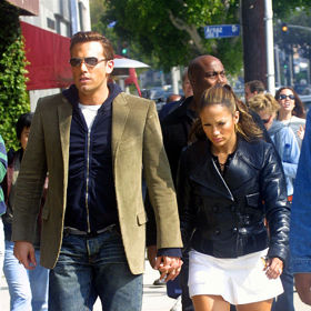 A byly zásnuby! Ben Affleck s žádostí o ruku dlouho neotálel a v listopadu 2002 poklekl před Jennifer Lopez. „V průběhu let jsem kvůli smutku hodně plakala. Poprvé v životě jsem ale neuvěřitelně plakala štěstím. Byl to ten nejúžasnější a nejčistší pocit, jaký jsem kdy měla,“ vzpomínala zpěvačka a dodala, že po zásnubách dostala ručně psaný dopis, ve kterém byly uvedeny všechny důvody, proč ji Ben miluje a chce s ní strávit zbytek života. 
