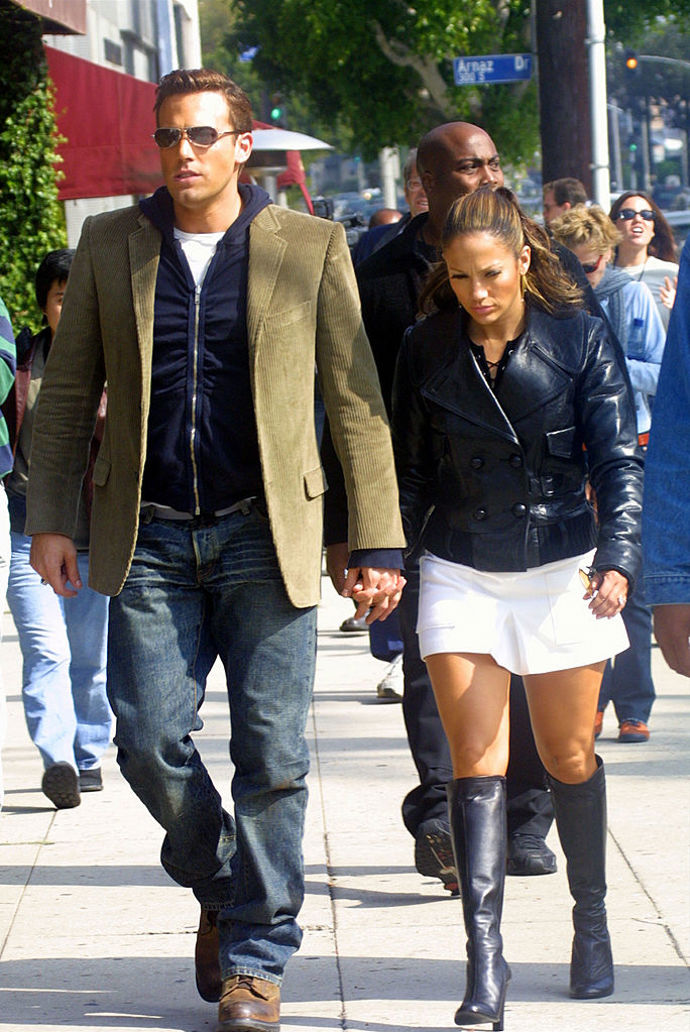 A byly zásnuby! Ben Affleck s žádostí o ruku dlouho neotálel a v listopadu 2002 poklekl před Jennifer Lopez. „V průběhu let jsem kvůli smutku hodně plakala. Poprvé v životě jsem ale neuvěřitelně plakala štěstím. Byl to ten nejúžasnější a nejčistší pocit, jaký jsem kdy měla,“ vzpomínala zpěvačka a dodala, že po zásnubách dostala ručně psaný dopis, ve kterém byly uvedeny všechny důvody, proč ji Ben miluje a chce s ní strávit zbytek života. 
