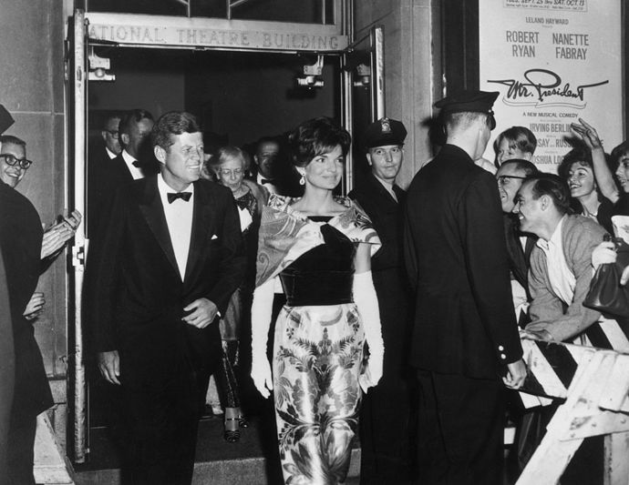 1962

V National Theatre ve Washingtonu v doprovodu svého muže. 

