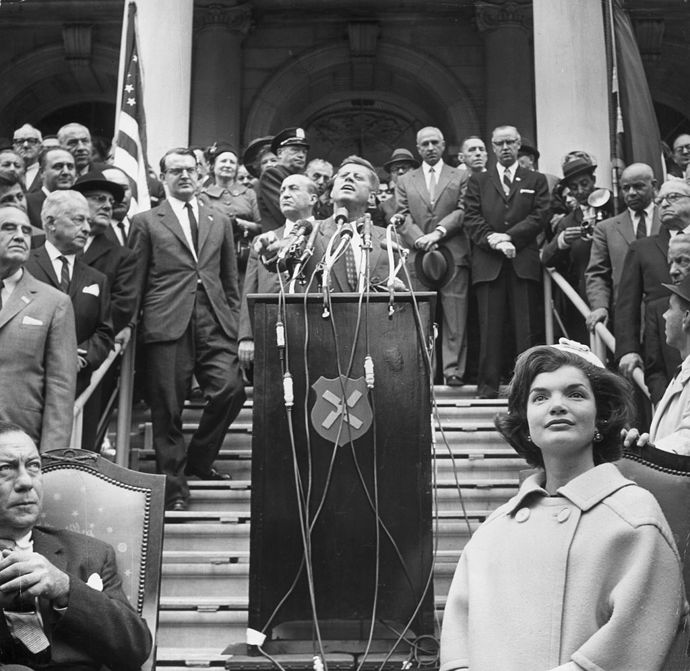 1960

Jackie Kennedy podporovala svého manžela během prezidentské kampaně.
