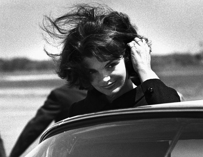 1964

Momentka před televizním vystoupením Jackie Kennedy.
